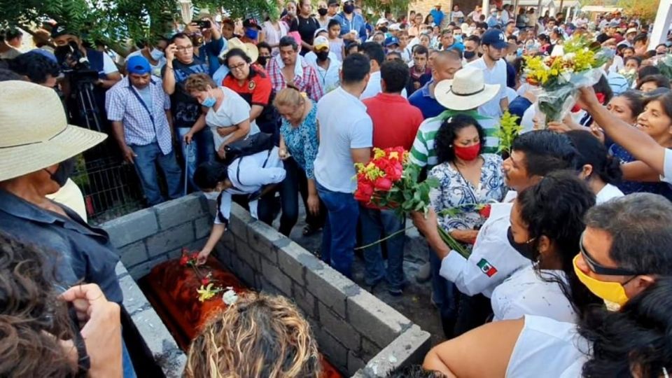 SEPELIO. Decenas de personas acompañaron a la familia de la funcionaria asesinada. Foto: Juan David Castilla