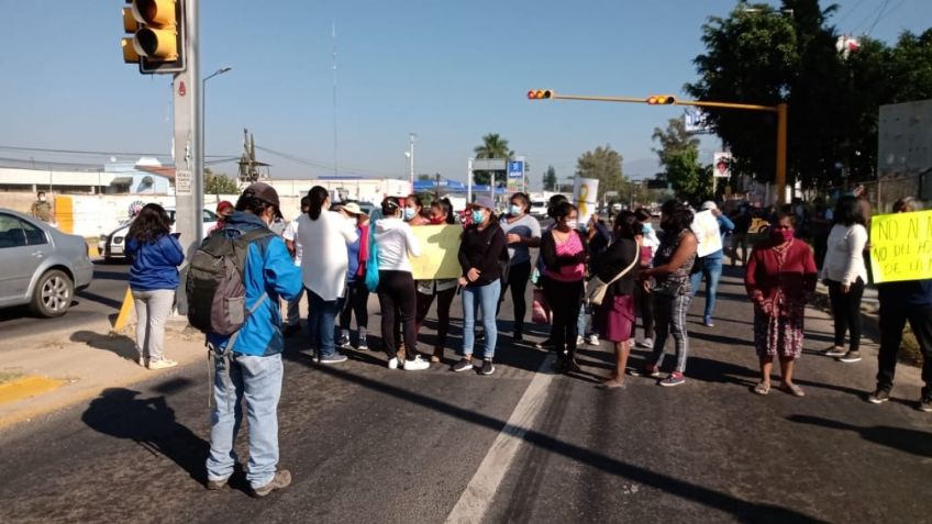 Padres de niños con cáncer bloquean avenida en Oaxaca; exigen medicamentos