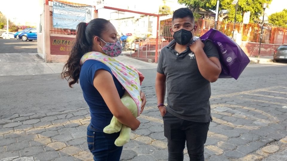 ESPERA RIESGOSA. Tamara y Francisco tuvieron que comprar para su bebé la vacuna, ante la falta de ella en el sector Salud. Foto: Gerardo Suárez