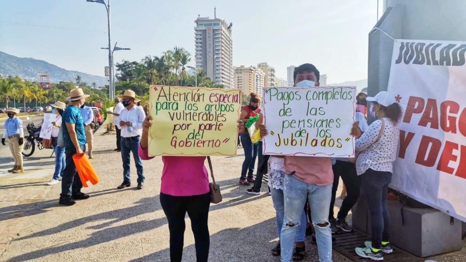 Asimismo, exigen los pagos por indemnización de jubilación y de seguros por defunciones.