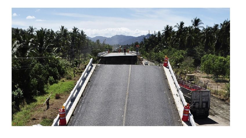 VIDEO VIRAL: Puente colapsa durante transmisión EN VIVO y reportera se salva de milagro