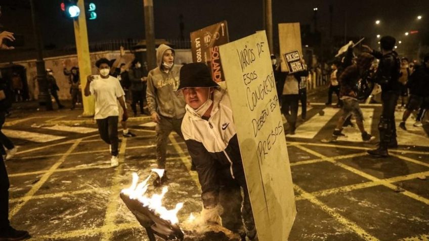 Dos muertos y un masivo rechazo en la calle debilitan al presidente Merino en Perú