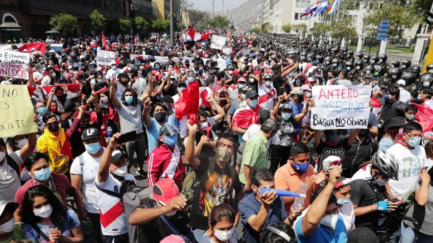 Presidente de Perú renuncia a su cargo tras marchas