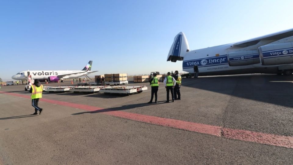 El volumen de carga del Antonov que aterrizó este domingo fue de 107.6 toneladas. Foto: Especial