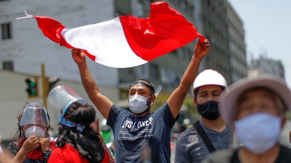 Las calles de Lima se llenaron de manifestantes que golpearon cacerolas y gritaron consignas. Foto: Archivo/ AFP