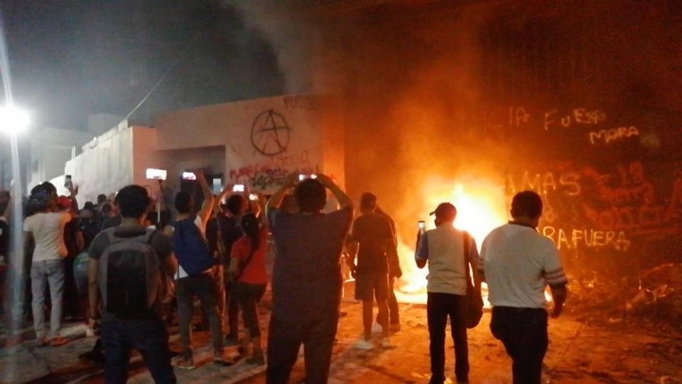 INTEGRANTES. Grupos de hombres encapuchados participaron en los destrozos. Foto: Especial
