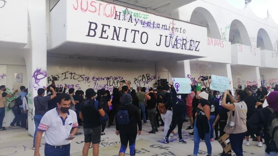 Colectivos de mujeres de Quintana Roo ya se deslindaron de las personas que cometieron actos violentos el día de ayer. Foto: Especial