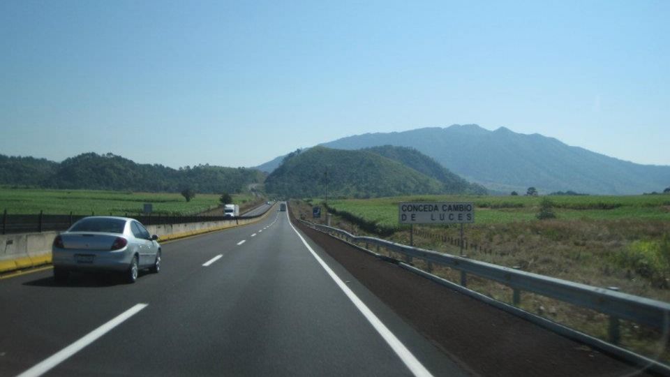 Si vas a manejar por carretera es importante que tengas contratado un buen seguro de autos (Foto: Especial)