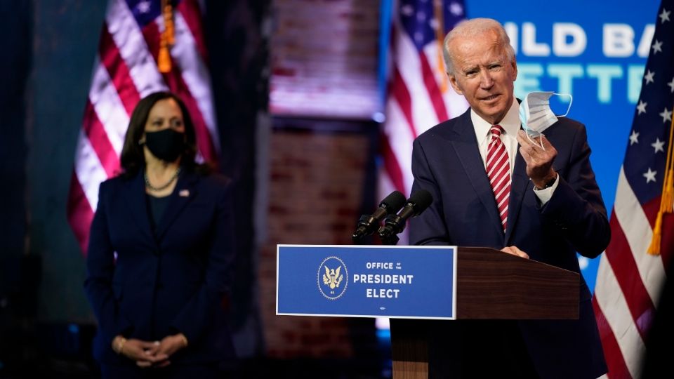 LISTOS. El presidente electo Biden acompañado por la vicepresidenta electa kamala Harris habló sobre la recuperación económica de Estados Unidos. Foto: AP