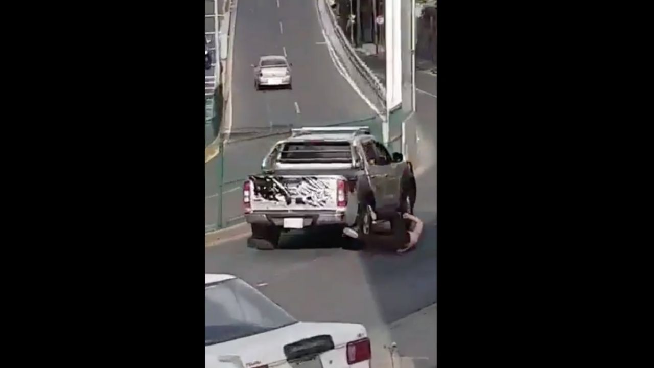 Video Viral Mujer Es Arrollada Por Auto Que También Chocó Su Vehículo