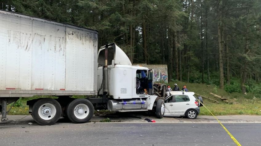 Caos vial en la México-Toluca; tráiler choca a la altura de Zarco, hay un muerto