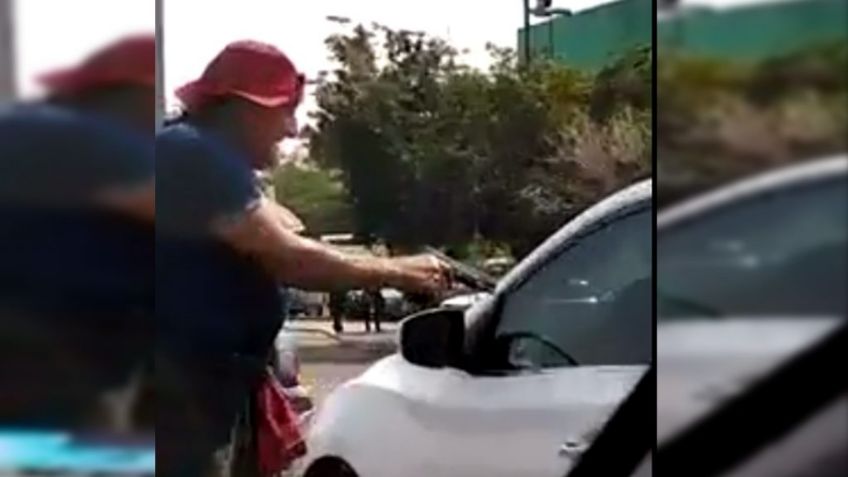 VIDEO VIRAL ¡Limosnero y con… ¿pistola?! Hombre mayor exige limosnas con arma de fuego