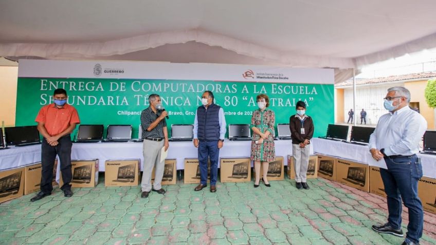 Héctor Astudillo entrega computadoras en secundaria de Petaquillas, Guerrero