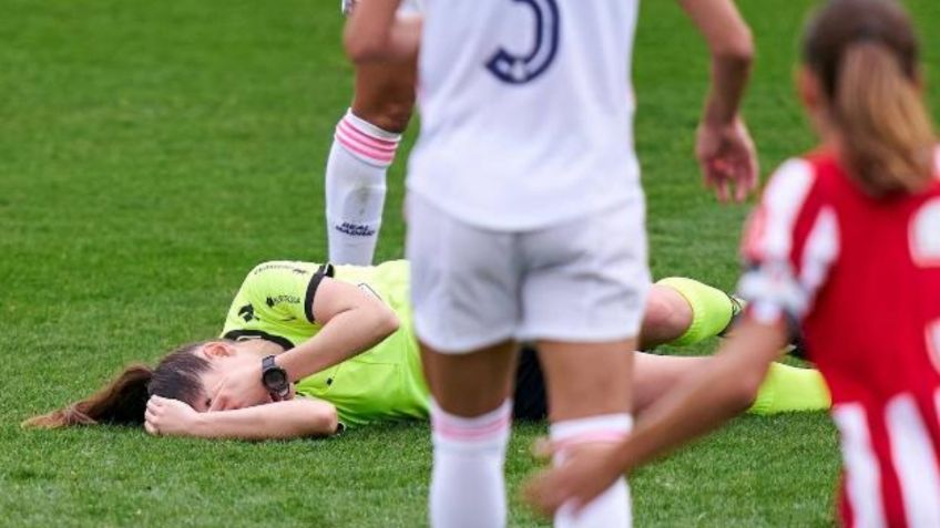 Árbitra sufre acoso y abandona partido tras BALONAZO en el ROSTRO: VIDEO