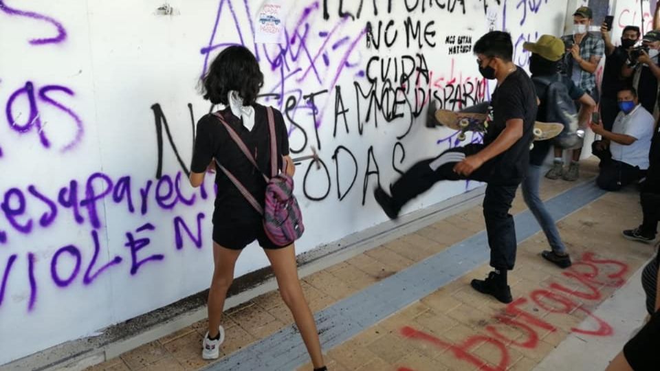 ANARQUISTAS. En la movilización fueron más los jóvenes encapuchados. Foto: Especial