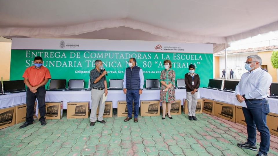 El gobernador Héctor Astudillo, acompañado de su esposa la presidenta del DIF, Mercedes Calvo, hicieron la entrega del equipo de cómputo. Foto: Especial