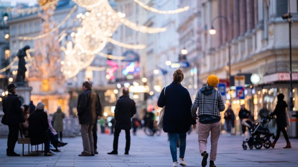 En Austria, la gente camina entre las luces navideñas, pero ayer iniciaron otro cierre: AFP