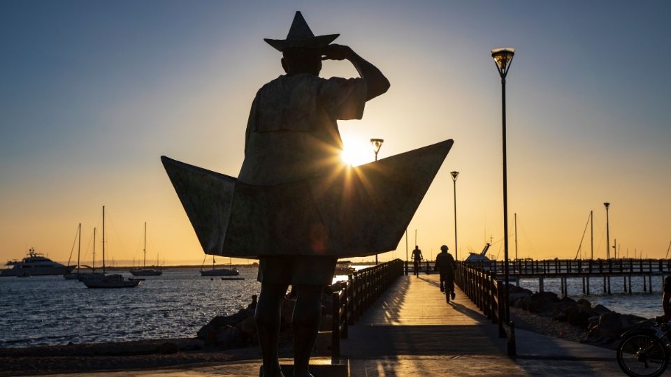 La escultura El viejo y el mar, en el malecón de La Paz, rinde tributo a todos los navegantes del mundo que se han aventurado a recorrer los océanos. Foto: Cortesía