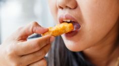 Por darle de comer nuggets a niños vegetarianos, demandan a niñera en Estados Unidos