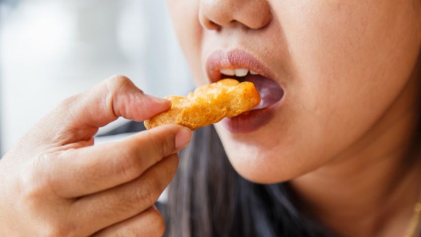 Por darle de comer nuggets a niños vegetarianos, demandan a niñera en Estados Unidos