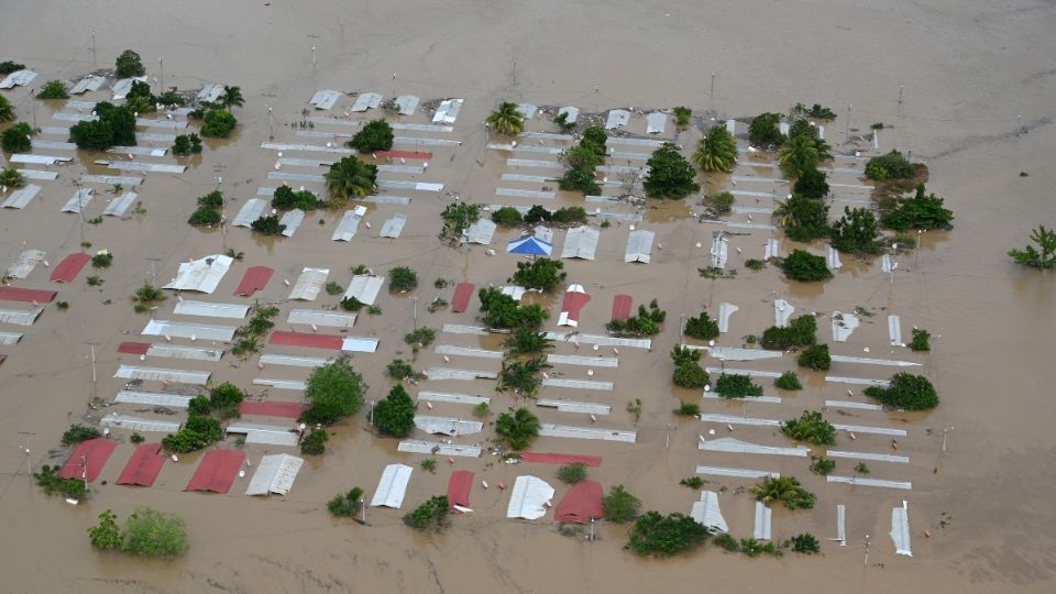 SEPULTADOS. decenas de poblados quedaron debajo del agua y lodo en Honduras. Foto: AFP