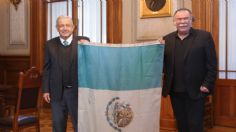 López Obrador se reúne con Jesús Ochoa y posan junto a bandera que usaron en 2006