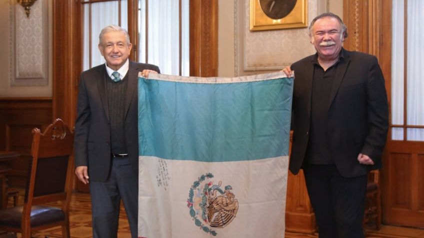 López Obrador se reúne con Jesús Ochoa y posan junto a bandera que usaron en 2006