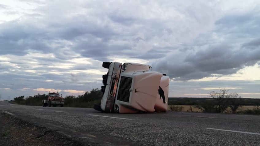 FOTOS: Tráiler vuelca por vientos en La Ventosa