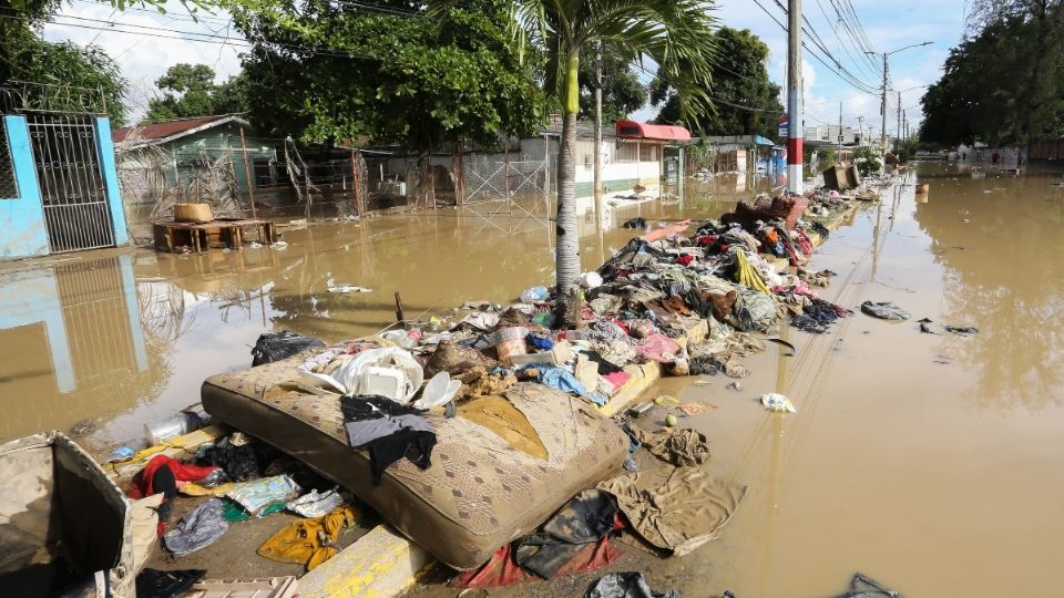 HONDURAS. Pertenencias arrastradas por las lluvias se acumulan en camellones. Foto: AFP