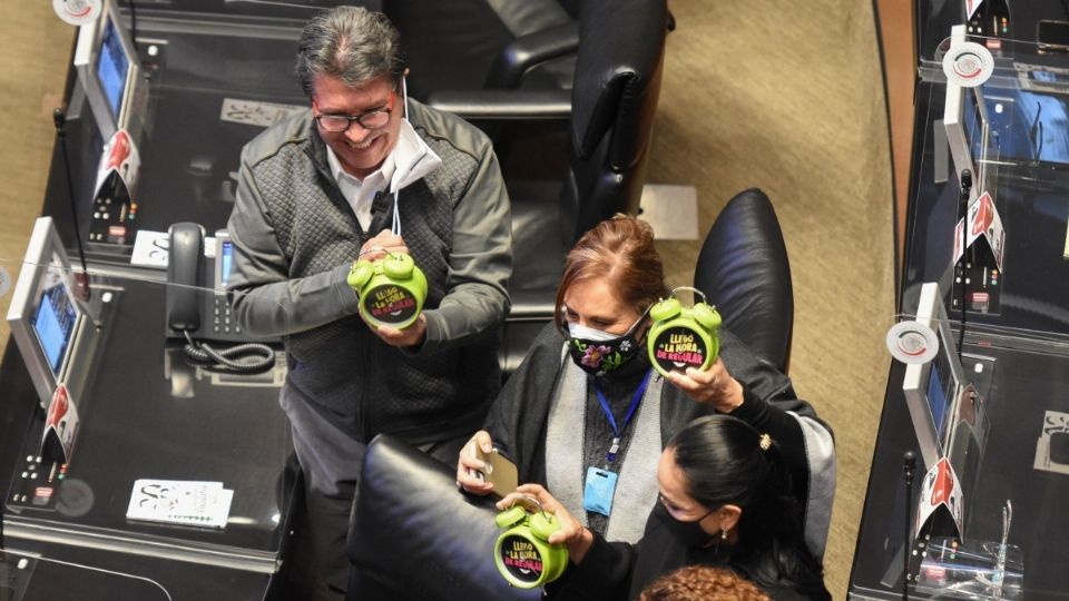 SESIÓN. Los senadores de Morena sacaron relojes con la leyenda 'llegó la hora de regular'. Foto: Cuartoscuro