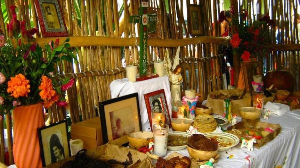 El psicólogo recomendó a quienes viven un duelo colocar una ofrenda. Foto: Especial