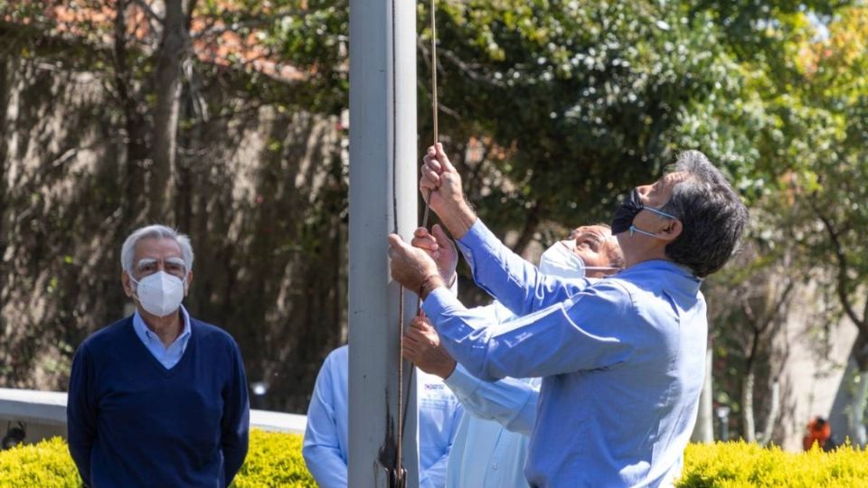 Se izó la bandera de México y la Cruz Azul