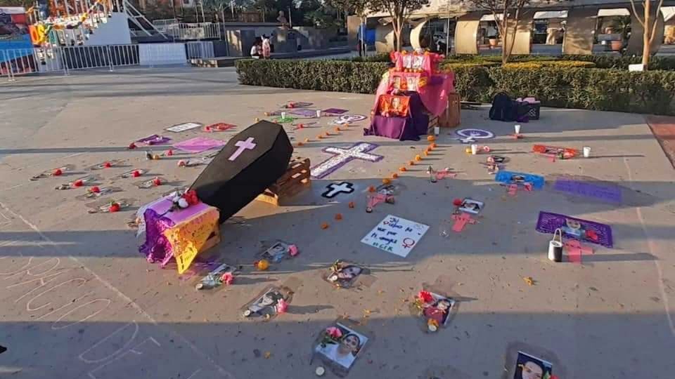 En ciudades como Reynosa, Mante, Victoria y Altamira, los feministas realizaron los altares tradicionales pero incluyendo las exigencias de garantizar la vida de las mujeres.