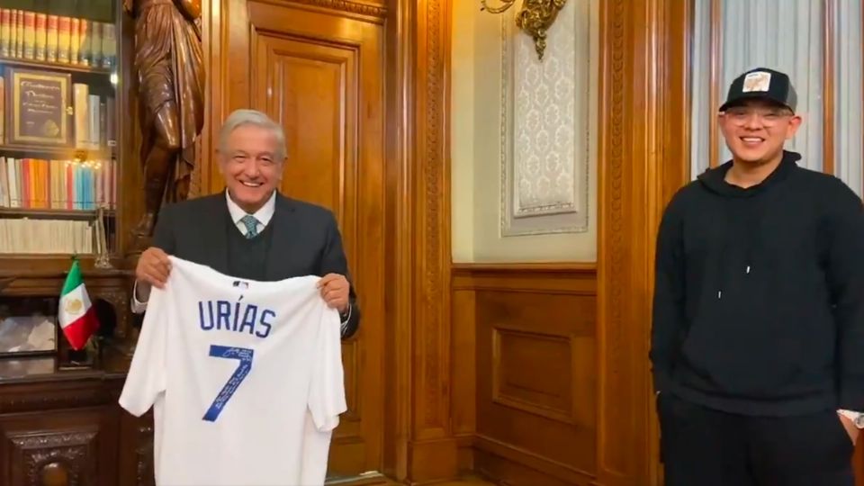 CAMPEÓN. El presidente Andrés Manuel López Obrador recibió e hizo un reconocimiento, ayer en Palacio Nacional, al pitcher de los Dodgers que ganó la pasada Serie Mundial, Julio Urías. Foto: Especial