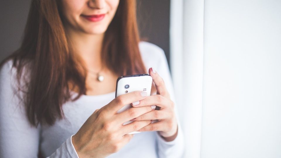 Expertos alertan que uso excesivo del smartphone esta provocando la ruptura de muchas parejas. Foto: Especial