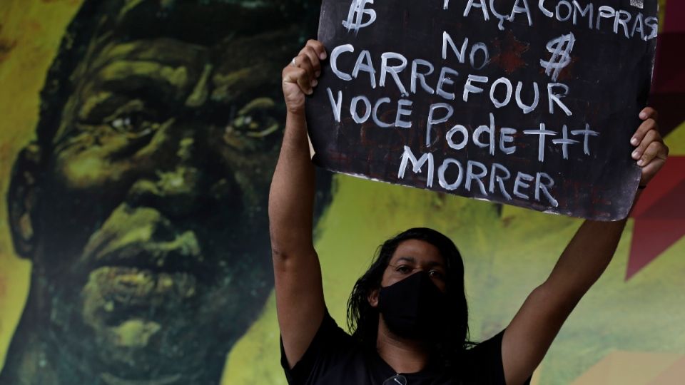 Alberto Silveira Freitas, de 40 años, murió la noche del jueves tras recibir brutal golpiza por dos vigilantes del supermercado Carrefour. Foto: AP