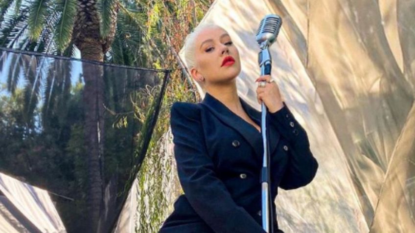 Christina Aguilera posa descalza y PRENDE las redes con INÉDITO look casual