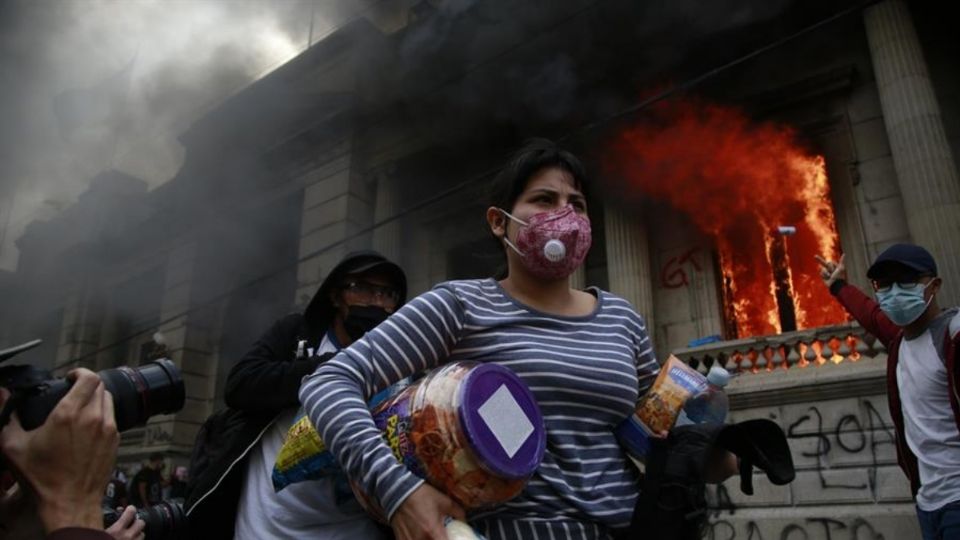 Los manifestantes, en su mayoría encapuchados, rompieron la puerta de ingreso al Parlamento y también las ventanas. FOTO: EFE