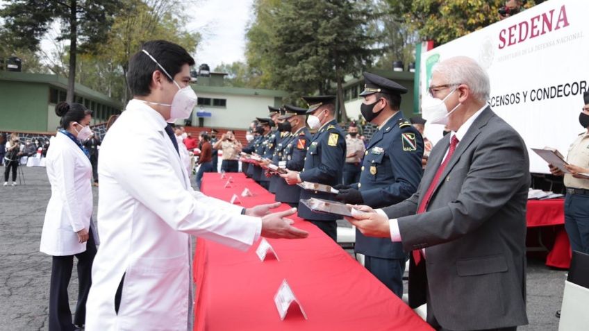 Condecoran a 35 trabajadores de la salud del IMSS por su labor ante el Covid-19