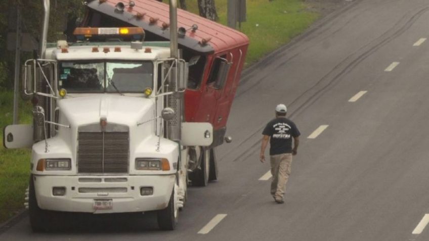 Captan fuerte choque entre dos camiones en Toluca: VIDEO