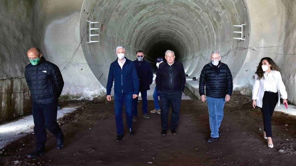 López Obrador durante la supervisión de las obras del Tren Interurbano. Foto: Gobierno de México