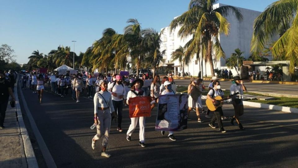 El grupo de 70 mujeres exigió justicia para las víctimas en inglés y español, para que los turistas tuvieran conocimiento de los hechos. Foto: Especial