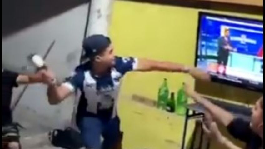 Aficionado de Rayados de Monterrey EXPLOTA ante eliminación y DESTRUYE pantalla: VIDEO