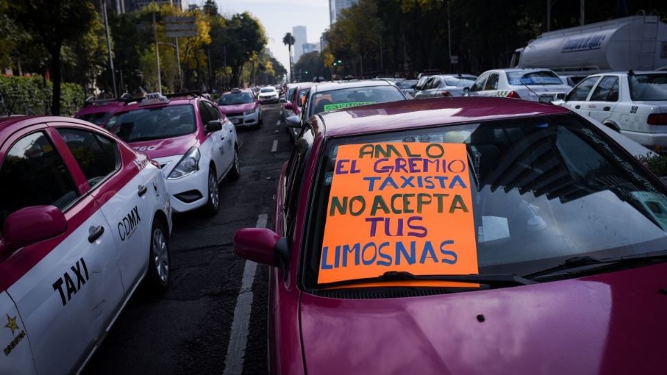 Taxistas de distintas agrupaciones y organizaciones se manifestaran en las inmediaciones del Monumento a la Revolución. FOTO: PEDRO ANZA/CUARTOSCURO.COM