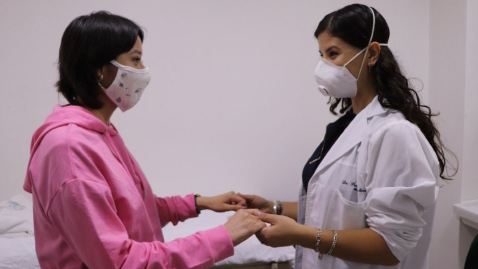 La doctora Xóchitl Velázquez, especialista en Cirugía Ortoplástica y adscrita al Servicio de Sarcomas, explicó cómo fue el procedimiento para atender a Maranatha. Foto: Especial