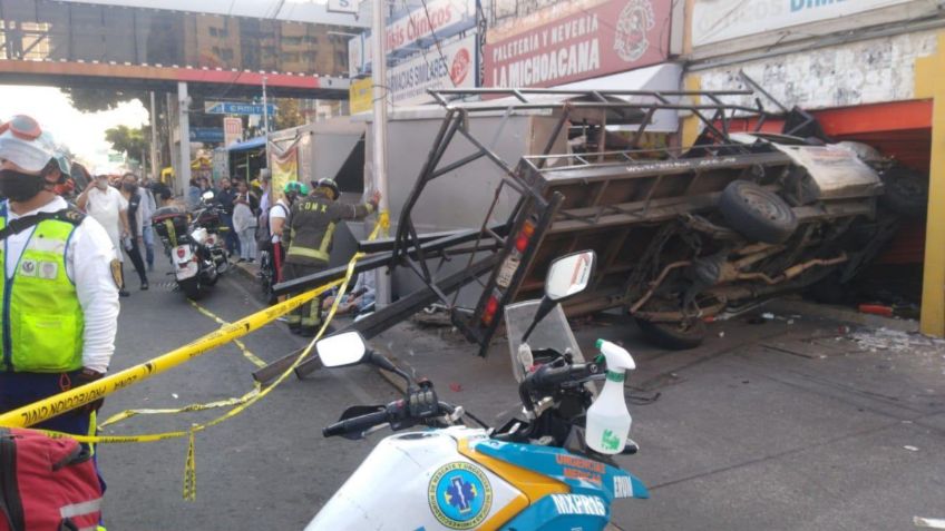 Camión de carga VUELCA sobre Calzada de Tlalpan y se impacta contra PUESTO de TACOS: VIDEO