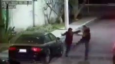 Sujetos golpean y asaltan a mujer abordo de un taxi: VIDEO