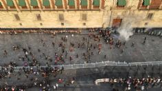 Mujeres encapuchadas se enfrentan con policías frente a Palacio Nacional