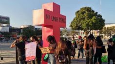 Colocan cruz por los feminicidios en Chiapas frente al Palacio de Gobierno