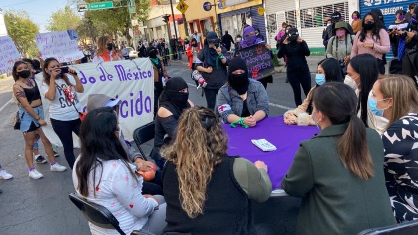 Marchan feministas contra la violencia y establecen diálogo con autoridades en Toluca 